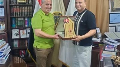 تكريم نقيب السينمائيين بدرع اليوبيل الذهبى
