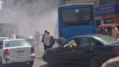 أتوبيس نقل عام يقتحم الجانب الثاني العكسي من الطريق بشارع رمسيس