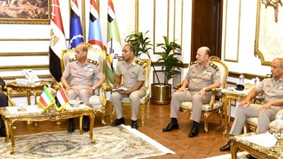 القائد العام للقوات المسلحة يلتقى النائب الأول لرئيس جمهورية غينيا الإستوائية