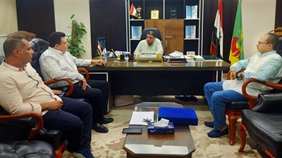 أسباب اجتماع رئيس جهاز مدينة الشروق وقيادات نادى جرين.. بالصور