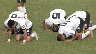 شاهد رد فعل دكة البدلاء والجهاز الفني لمنتخب مصر على هدف صلاح