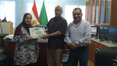 وكيل وزارة الصحة بالفيوم يكرم مدير المركز الطبى