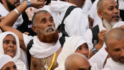 ما حكم رمي الجمرات قبل الزوال أيام التشريق؟