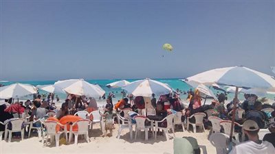 رئيس مدينة مرسي مطروح يتابع ميدانياً سير العمل بالشواطئ
