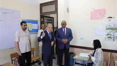 تعليم المنيا يتابع مراكز توزيع الأسئلة على لجان الثانوية العامة