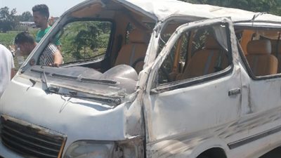بينهم رضيع و3 أطفال..إصابة 11 شخصا فى حادث تصادم بأبوحمص..صور