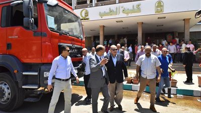 محافظ أسيوط يتفقد أثار حريق بوحدة الحاسب الآلي بكلية الطب