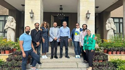 السفير المصري بالصين يلتقي وفد (انتحار معلن) احتفالاً بنجاح العرض