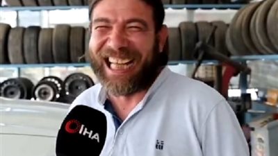 رجل لا يمكنه التوقف عن الضحك | فيديو