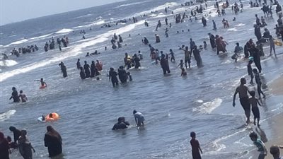 زحام شديد وإقبال كبير.. شاطئ دمياط الجديدة يفتح أبوابه للزوار بأحدث التجهيزات