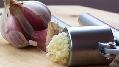 خطوات حفظ الثوم لتسهيل استخدامه