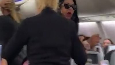 نظر إلى امرأة أخرى . . فحطمت رأسه بجهاز كمبيوتر محمول.. فيديو