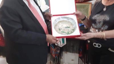 المنظمة الدولية الفلسطينية للسلام تمنح نوال قطب الدكتوراه الفخرية