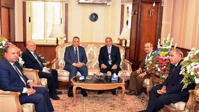 محافظ الشرقية يُهنيء مدير الأمن بمكتبه بمديرية الأمن