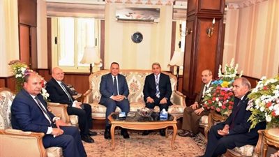 محافظ الشرقية يُهنيء مدير الأمن الجديد بمكتبه بمديرية الأمن