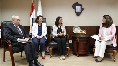 مكتب شؤون المرأة بوزارة الخارجية يشيد باللجنة الوطنية للقضاء على ختان الإناث