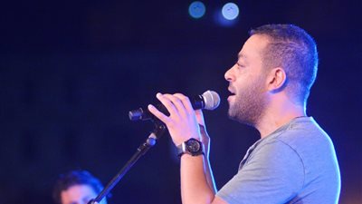 تامر عاشور يرد على أحد المواهب فى حفله بالمسرح الروماني: 