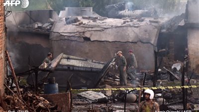 مقتل 19 شخصا بتحطم طائرة عسكرية باكستانية فيديو وصور