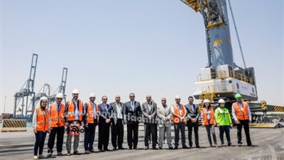 ميناء دبي السخنة يضم أحدث رافعتين متحركتين في العالم ..صور