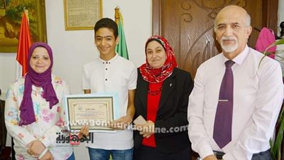 رئيس مجلس مدينة القناطر تكرم الطالب المثالي لعام ٢٠١٩