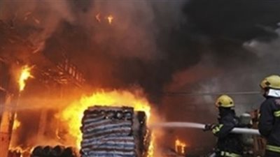 الدفع بـ8 سيارات إطفاء للسيطرة على حريق مصنع فى حلوان