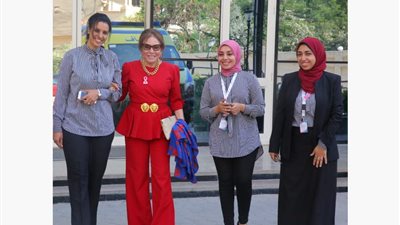 لبنى عبدالعزيز تزور بهية فى جو ملىء بالتفاؤل