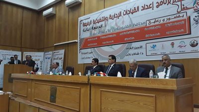 محافظ القليوبية ونقيب الصيادلة يشهدان تخريج الدفعة الثالثة للقيادات الرفيعة