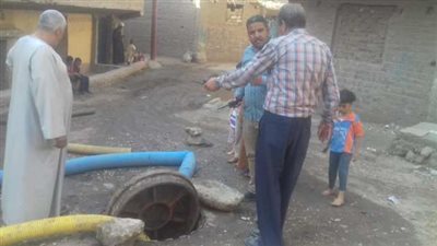 سيارات مياه لأنسداد الصرف الصحي في درنكة بأسيوط..صور