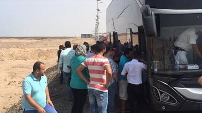 إنقاذ ٧٥ أسرة من القاهرة تعطل بهم الأتوبيس بوادي الحيتان بالفيوم