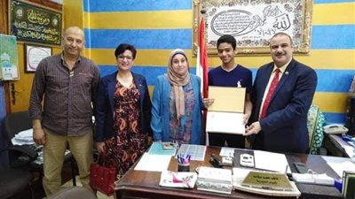 وكيل تعليم القليوبية يكرم الطالب المثالي على مستوى الجمهورية