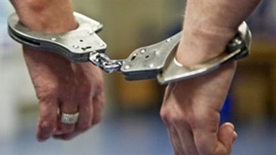ضبط عامل أثناء قيامه بالتنقيب عن الأثار بمنزله بكفر شكر