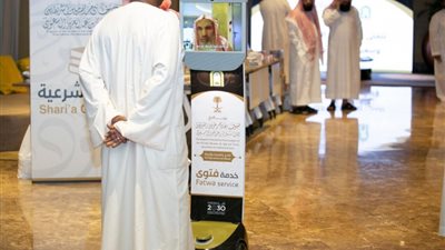 للمرة الأولى .. الروبوت الآلي يقدم خدمة الإفتاء لضيوف 