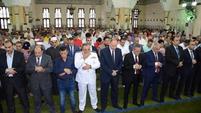 محافظ وقيادات الإسماعيلية يؤدون صلاة عيد الأضحى المبارك ..صور