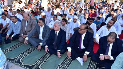 محافظ الاقصر يؤدى صلاة العيد مع الأهالى وإقبال كبير على الحدائق والمتنزهات