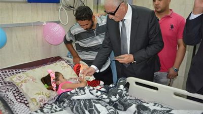 فودة يزور مستشفى الطور العام ويطمئن على احوال المرضى ويهنئهم بعيد الاضحى المبارك