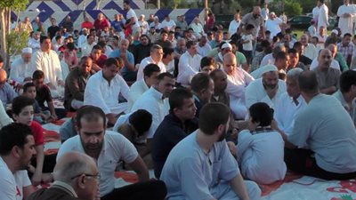 هدايا ولعب أطفال للمصلين عقب صلاة العيد في العبور