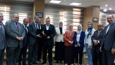 محافظ الشرقية يكرم نائب رئيس جامعة الزقازيق لشئون التعليم والطلاب السابق