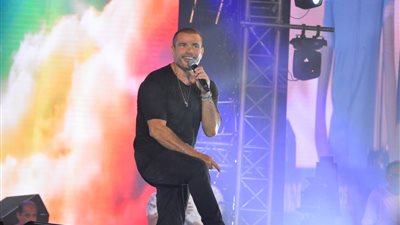 شاهد كواليس حفل عمرو دياب في العلمين الجديدة.. فيديو