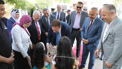 العاملون بالديوان العام يستقبلون محافظ المنوفية بالورود والزغاريد