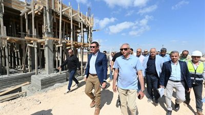 وزير الإسكان يتفقد الموقف التنفيذى لوحدات 