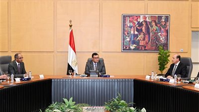 وزير الإسكان يعقد اجتماعًا لمتابعة موقف المشروعات التنموية
