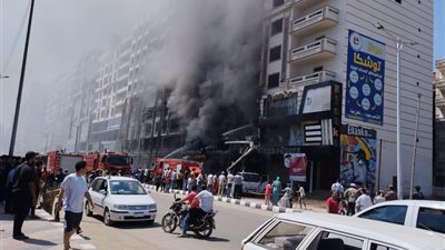 حريق هائل يلتهم مول تجاري لبيع الملابس بالمنصورة