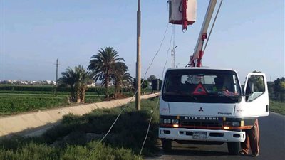 حملات صيانة الكشافات و الأعمدة الكهربائية بمركز المنيا
