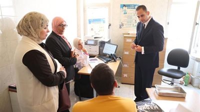 نائب وزير الصحة يتفقد مركز صحة الأسرة بالحي الثالث ببدر الطبية