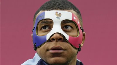 مهاجم منتخب فرنسا يدافع عن مبابي.. ويكشف تأثير القناع على أدائه
