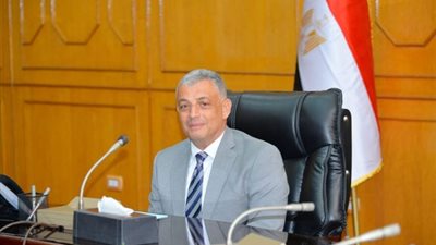 محافظ الإسماعيلية يوجِّه بفحص تراخيص الأكشاك ورفع الإشغالات