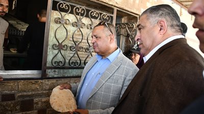 محافط جنوب سيناء يقوم بجولة مفاجئة علي المخابز بمدينة الطور