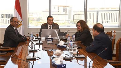 وزير الإسكان يتابع موقف تنفيذ وحدات 