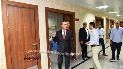 رئيس جامعة أسيوط يجري جولة تفقديةمفاجئة بمستشفى الإصابات والطوارئ