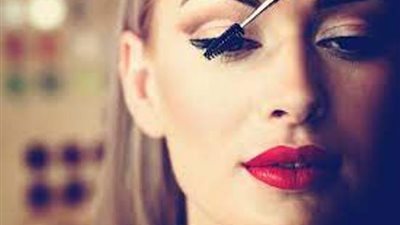 متخفيش من الشمس..حيل تجعل مكياجك ثابتاً طول اليوم